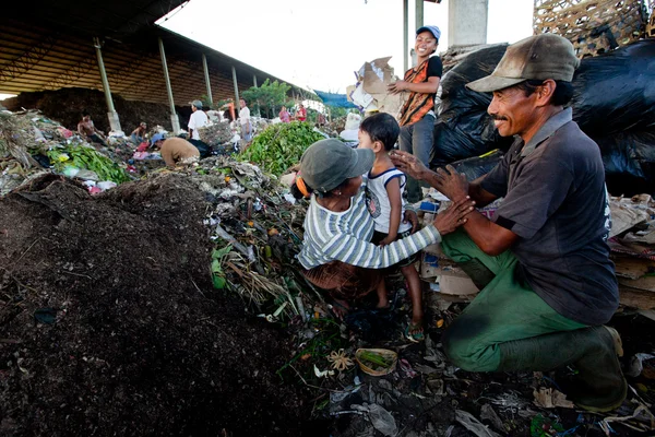 BALI, INDONÉSIE 11 AVRIL : Pauvre de l'île de Java travaillant dans un déminage à la décharge le 11 avril 2012 à Bali, Indonésie. Bali produit quotidiennement 10.000 mètres cubes de déchets . — Photo